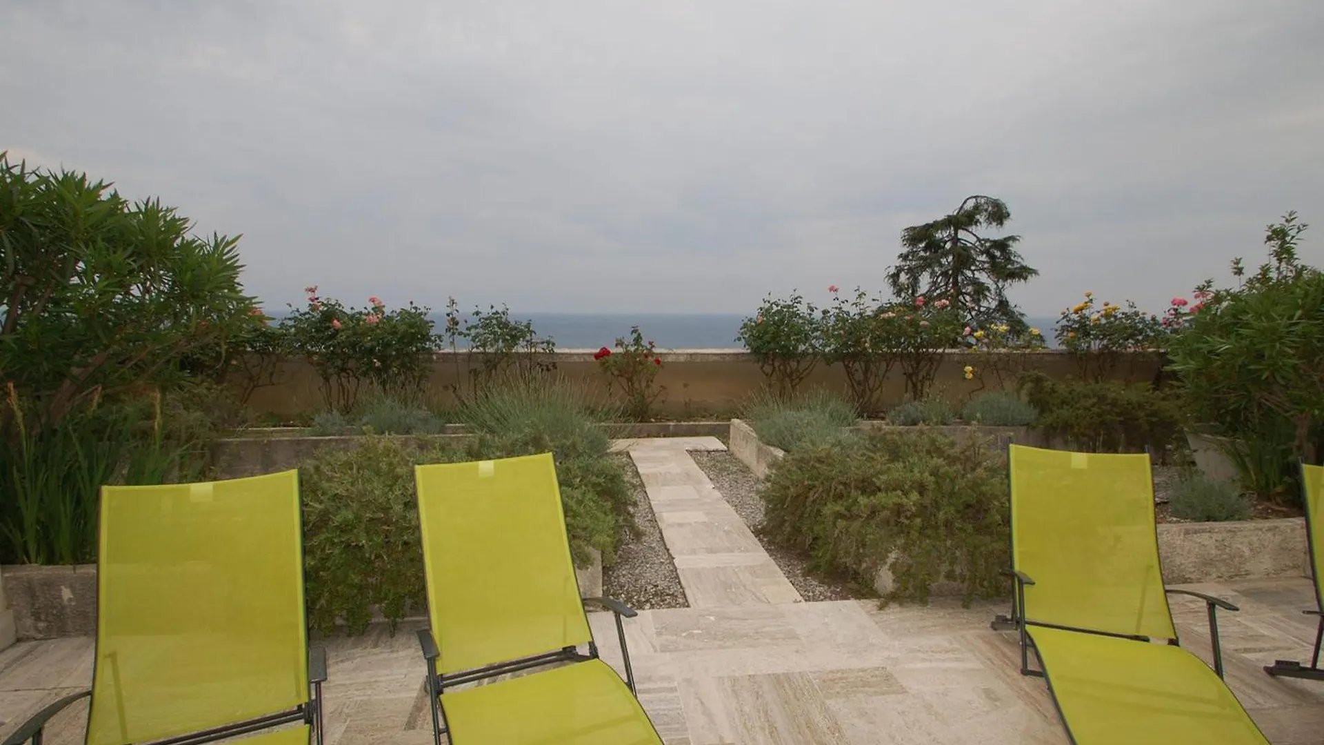 Grand 3P Climatise Avec Terrasses, Piscine Et Parkings A Menton - Fr-1-196-331 Apartment France