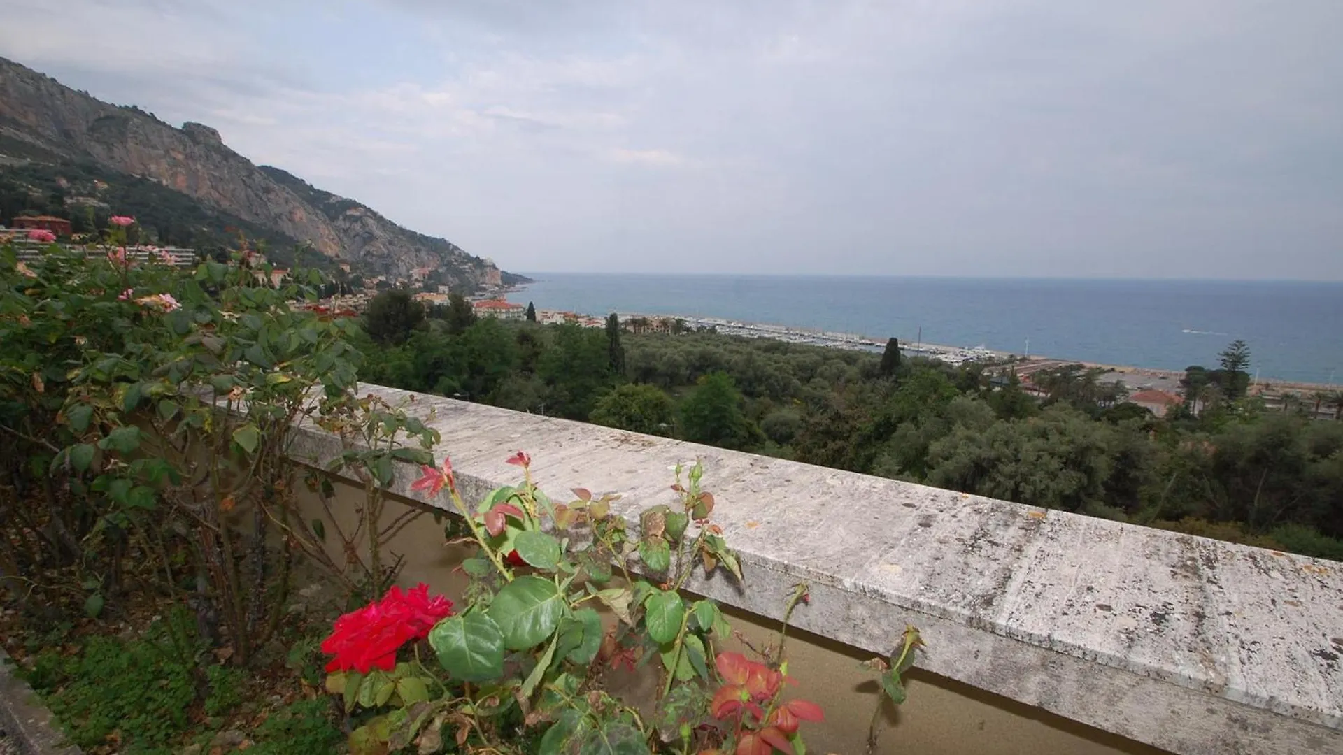 Grand 3P Climatise Avec Terrasses, Piscine Et Parkings A Menton - Fr-1-196-331 Apartment