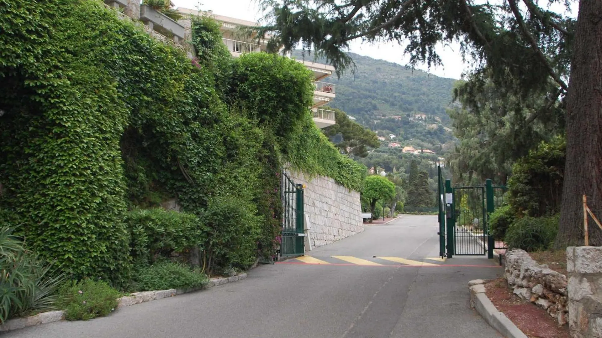 Grand 3P Climatise Avec Terrasses, Piscine Et Parkings A Menton - Fr-1-196-331 Apartment